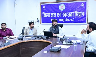 निर्माण कार्यों में सुस्ती पर कलेक्टर सख्त: 'समय-सीमा में काम पूरा करें, गुणवत्ता से समझौता बर्दाश्त नहीं'