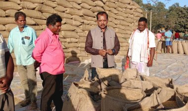 जशपुर: जिला पंचायत अध्यक्ष ने लुड़ेग धान मंडी का किया औचक निरीक्षण, किसानों की समस्याओं पर की चर्चा