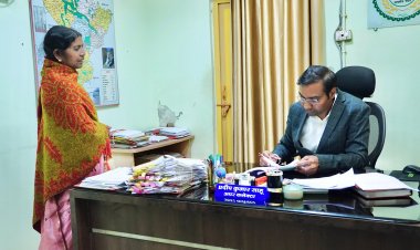 जशपुर: अपर कलेक्टर ने जनदर्शन में सुनीं जनता की समस्याएं, 38 आवेदनों पर त्वरित कार्रवाई के निर्देश
