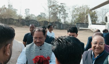 मुख्यमंत्री का कांसाबेल में भव्य आगमन: आत्मानंद स्कूल हेलीपैड पर हुआ जोरदार स्वागत