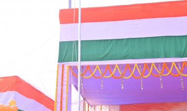 जशपुर: स्वास्थ्य मंत्री श्याम बिहारी जायसवाल ने फहराया तिरंगा, परेड की ली सलामी