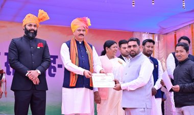 जशपुर: जनसंपर्क विभाग के चार कर्मचारी उत्कृष्ट सेवा के लिए सम्मानित, स्वास्थ्य मंत्री ने थपथपाई पीठ