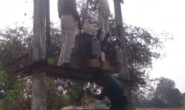 मुख्यमंत्री कैंप कार्यालय का 'सुपरफास्ट' एक्शन: घटमुण्डा में बदला गया खराब ट्रांसफार्मर, अंधेरा दूर होते ही ग्रामीणों ने जताया आभार