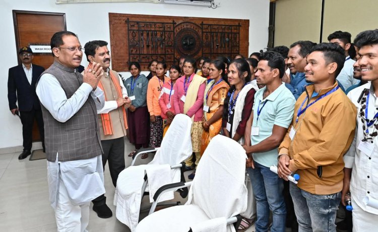 मुख्यमंत्री श्री साय ने सुकमा के जनप्रतिनिधियों से किया आत्मीय संवाद: 'हमर छत्तीसगढ़ जन भ्रमण योजना' से सशक्त हो रहा बस्तर