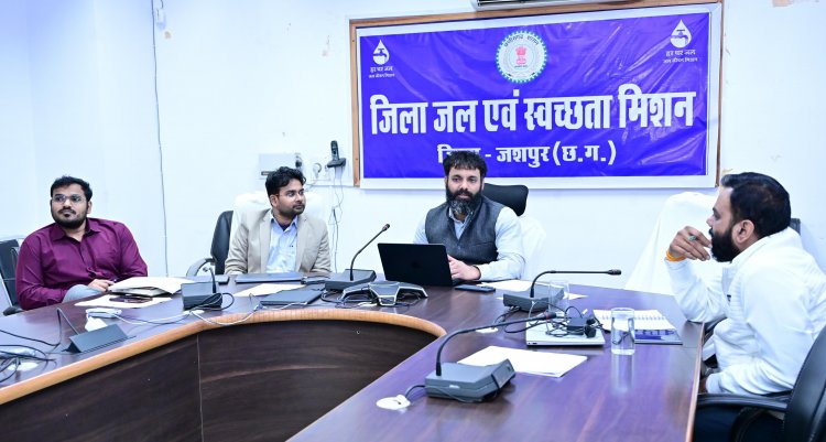 निर्माण कार्यों में सुस्ती पर कलेक्टर सख्त: 'समय-सीमा में काम पूरा करें, गुणवत्ता से समझौता बर्दाश्त नहीं'