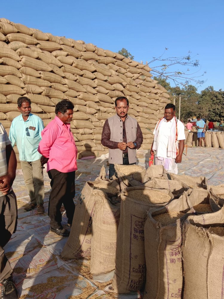 जशपुर: जिला पंचायत अध्यक्ष ने लुड़ेग धान मंडी का किया औचक निरीक्षण, किसानों की समस्याओं पर की चर्चा