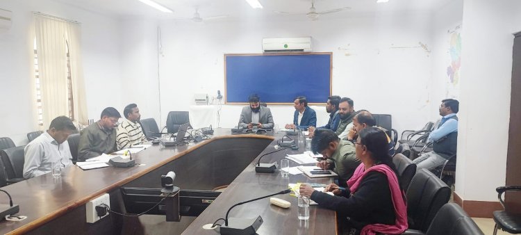 कलेक्टर रोहित व्यास ने ली राजस्व विभाग की समीक्षा बैठक: समय-सीमा में प्रकरणों के निराकरण के दिए सख्त निर्देश