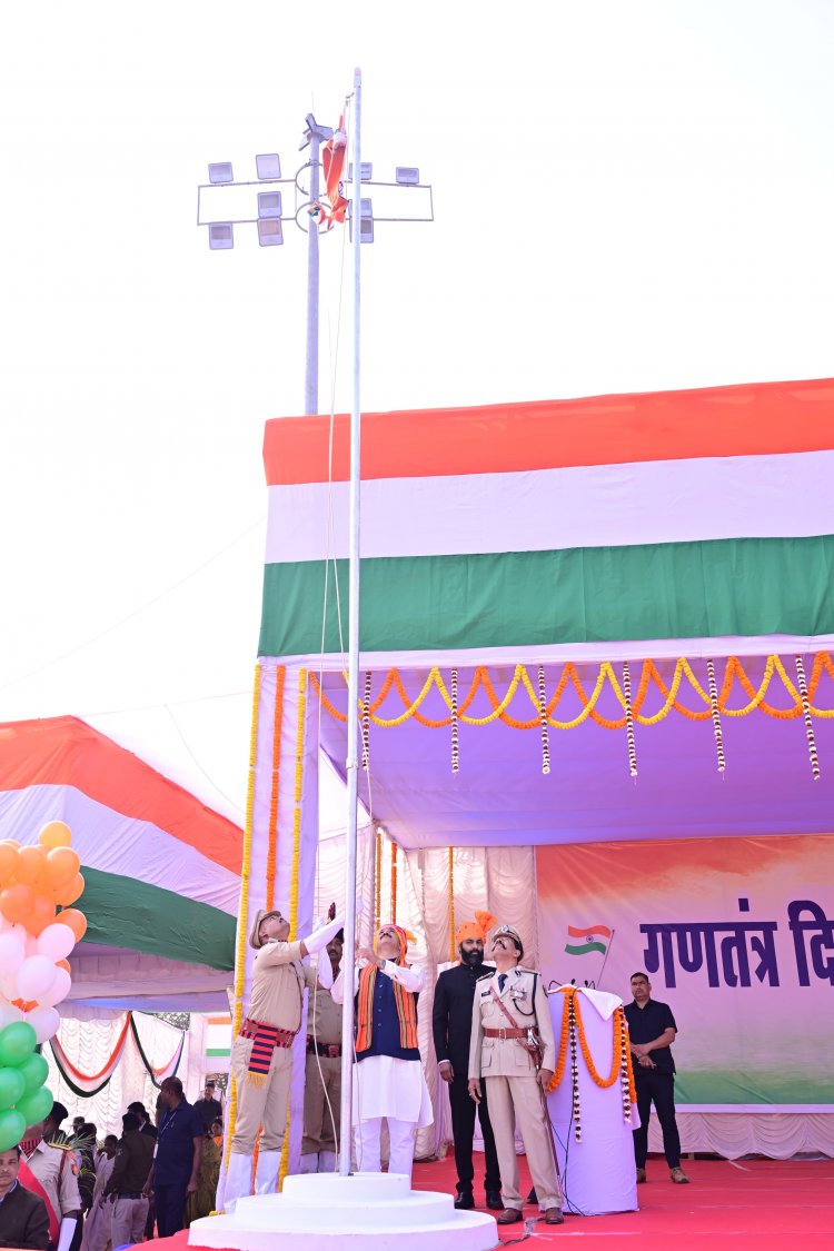 जशपुर: स्वास्थ्य मंत्री श्याम बिहारी जायसवाल ने फहराया तिरंगा, परेड की ली सलामी