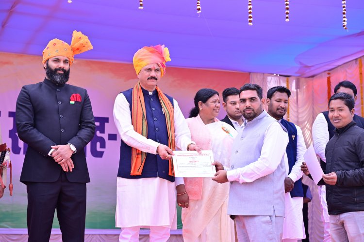 जशपुर: जनसंपर्क विभाग के चार कर्मचारी उत्कृष्ट सेवा के लिए सम्मानित, स्वास्थ्य मंत्री ने थपथपाई पीठ