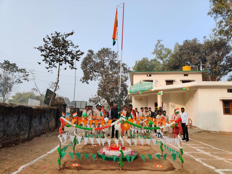 कांसाबेल: वन परिक्षेत्र कार्यालय में शान से फहराया गया तिरंगा, SDO चंद्र भूषण सिंह ने दी राष्ट्रध्वज को सलामी