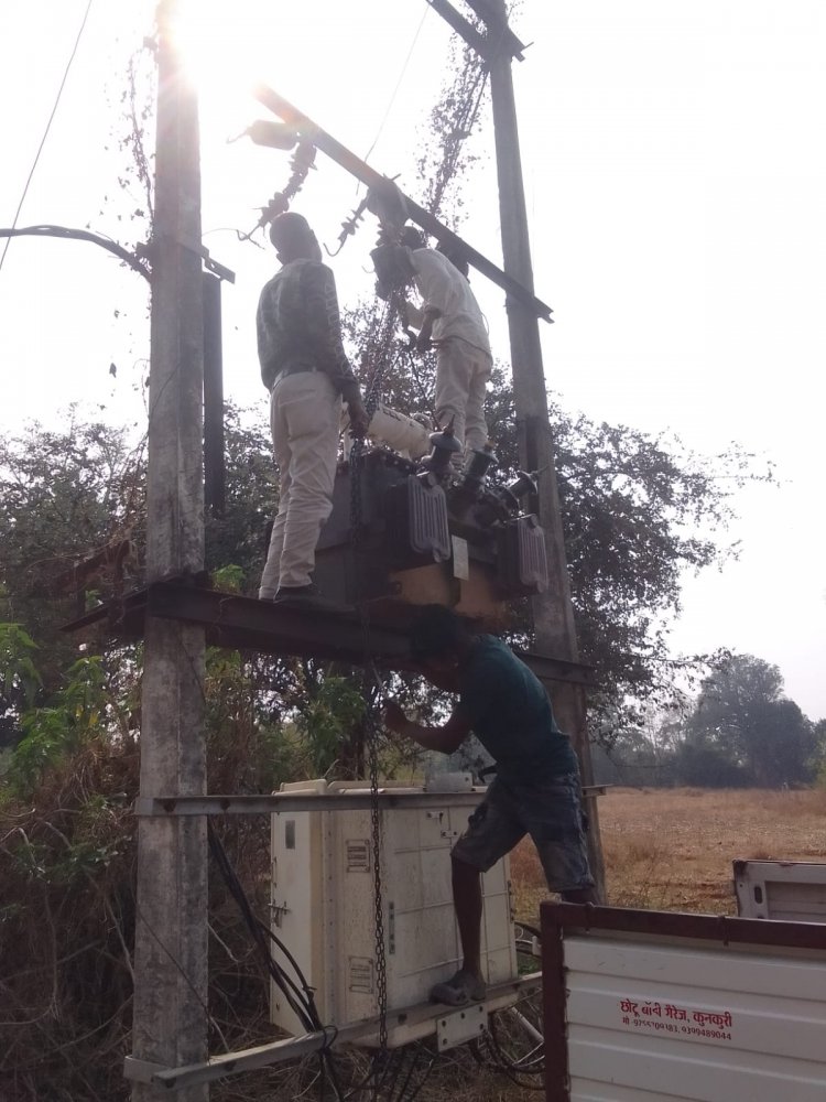 मुख्यमंत्री कैंप कार्यालय का 'सुपरफास्ट' एक्शन: घटमुण्डा में बदला गया खराब ट्रांसफार्मर, अंधेरा दूर होते ही ग्रामीणों ने जताया आभार