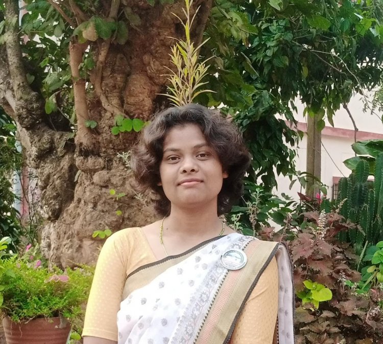 सपनों को मिली नई उड़ान: जशपुर की नेहारिका ने नवगुरुकुल से सीखी प्रोग्रामिंग, अब कंप्यूटर टीचर बनकर संवार रही भविष्य