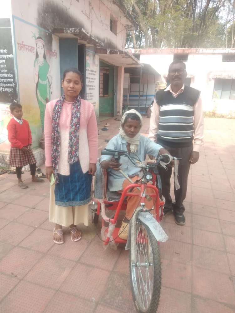 कलेक्टर की संवेदनशीलता: भूमिहीन दिव्यांग धुनेश्वर को मिली नई मोटराइज्ड ट्राईसाइकिल, खिल उठे चेहरे पर मुस्कान