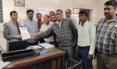 जशपुर: प्राथमिक शाला प्रधान पाठक के रिक्त पदों पर पदोन्नति की मांग, फेडरेशन ने DEO को सौंपा ज्ञापन