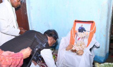 मुख्यमंत्री श्री विष्णु देव साय ने ग्राम केंदापानी पहुंचकर वरिष्ठ नागरिक स्व. कालेश्वर सिंह को दी भावभीनी श्रद्धांजलि