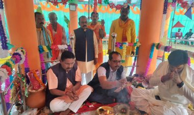 भक्ति के सागर में डूबा डुमरटोली: 24 प्रहरी हरिनाम यज्ञ में शामिल हुए जिला पंचायत अध्यक्ष सालिक साय