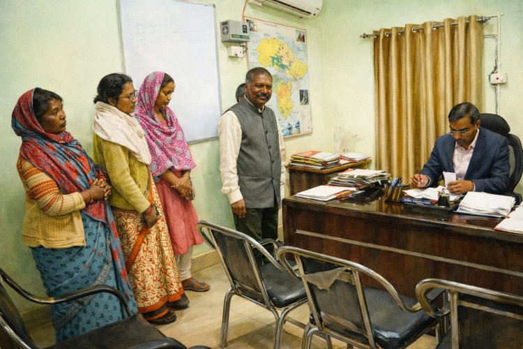 जनदर्शन में आमजन के बीच पहुँचे अपर कलेक्टर: समस्याओं के 'समयबद्ध और पारदर्शी' निराकरण की दी सख्त हिदायत