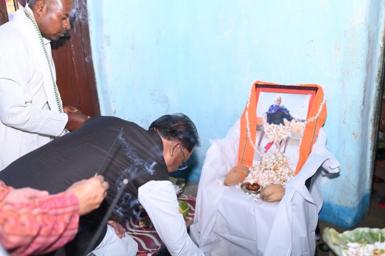 मुख्यमंत्री श्री विष्णु देव साय ने ग्राम केंदापानी पहुंचकर वरिष्ठ नागरिक स्व. कालेश्वर सिंह को दी भावभीनी श्रद्धांजलि