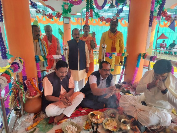 भक्ति के सागर में डूबा डुमरटोली: 24 प्रहरी हरिनाम यज्ञ में शामिल हुए जिला पंचायत अध्यक्ष सालिक साय