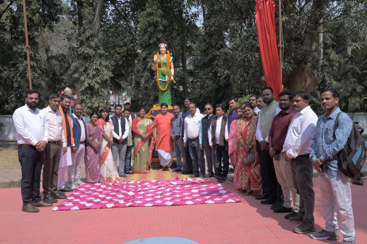 कलेक्टोरेट परिसर में छत्तीसगढ़ महतारी की प्रतिमा स्थापित: विधायक श्रीमती रायमुनि भगत ने किया अनावरण, बताया राज्य की गौरवशाली संस्कृति का प्रतीक