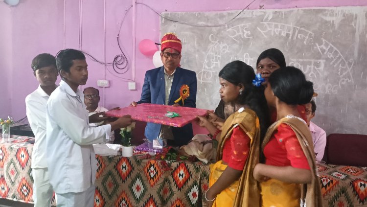 भावुक विदाई: नकबार स्कूल के प्रधान पाठक श्री तेलेस्फोर कुजूर को दी गई गरिमामयी विदाई