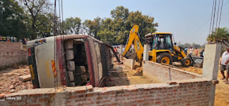 जशपुर में भीषण सड़क हादसा: अनियंत्रित बस निर्माणाधीन मकान में घुसी, मासूम बच्चे सहित 5 की मौत, 20 से अधिक घायल