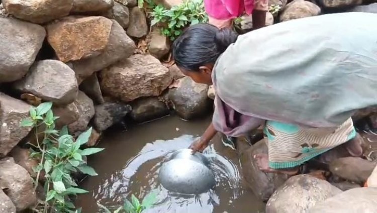 पेयजल संकट से जूझ रहे पहाड़ी कोरवा, 1 किमी दूर निजी जमीन पर बन रहा कुआं—ग्रामीणों में आक्रोश