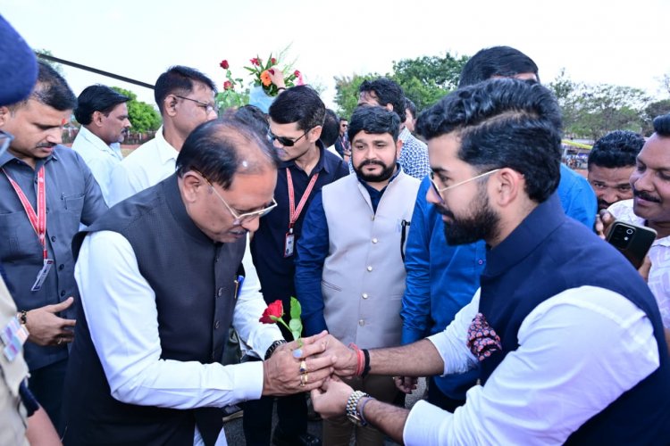 मुख्यमंत्री श्री विष्णु देव साय का जशपुर में भव्य स्वागत, पुलिस लाइन हेलीपैड पर उमड़ा जनसैलाब