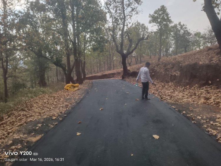 प्रधानमंत्री जनमन योजना: बैगापारा मार्ग पर दोबारा हुआ बीटी कार्य, इंजीनियर ने जांची गुणवत्ता।