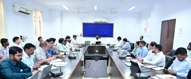 जशपुर: विकास कार्यों में लापरवाही पर कलेक्टर सख्त, बोले- निर्माण की गुणवत्ता से समझौता करने वालों पर होगी कार्रवाई