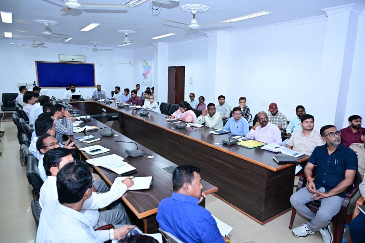 जशपुर: कलेक्टर रोहित व्यास का सख्त रुख; लापरवाह छात्रावास अधीक्षकों पर गिरेगी गाज, NH अधिकारी को कारण बताओ नोटिस जारी