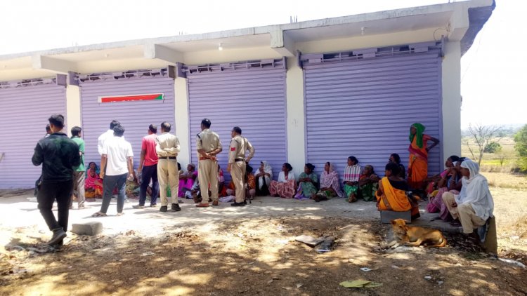 ब्रेकिंग कांसाबेल: सिहारबूढ़ में शराब दुकान के स्थानांतरण पर भारी बवाल, सरपंच और ग्रामीणों ने दुकान के सामने दिया धरना