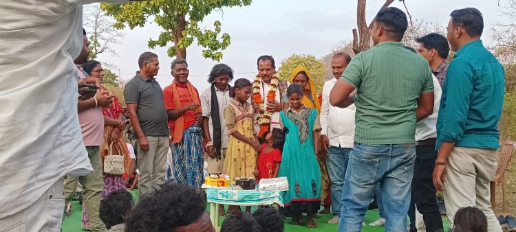 सादगी और संवेदनशीलता: जिला पंचायत अध्यक्ष सालिक साय ने बिरहोर समाज के बीच मनाया जन्मदिन