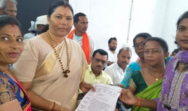 आंगनबाड़ी सहायिकाओं ने विधायक गोमती साय को सौंपा ज्ञापन, शत-प्रतिशत पदोन्नति और आयु सीमा समाप्त करने की उठाई मांग