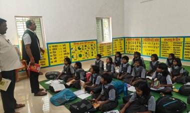 कांसाबेल: जिला पंचायत अध्यक्ष सालिक साय ने आश्रम की 100 छात्राओं को वितरित की पाठ्य सामग्री