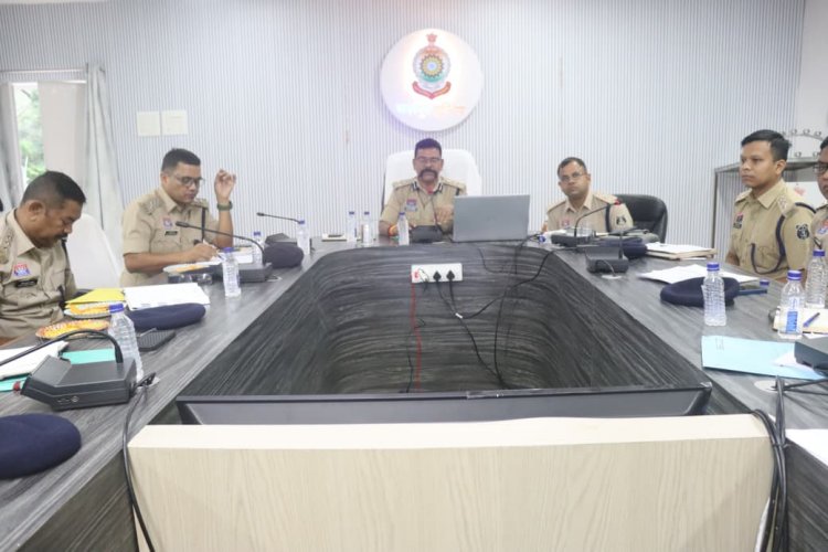 जशपुर पुलिस की अपराध समीक्षा बैठक: DIG एवं SSP डॉ. लाल उमेद सिंह का सख्त रुख, लंबित मामलों के त्वरित निराकरण और प्रभावी पुलिसिंग के दिए निर्देश
