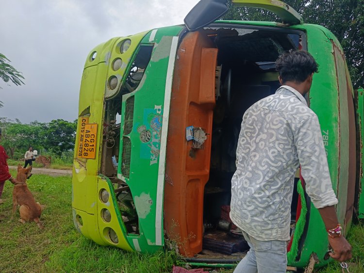 कांसाबेल-बगीचा स्टेट हाईवे पर पलटी सुपर डीलक्स बस, पट्टा टूटने से हुआ हादसा; बाल-बाल बचे 20 से अधिक यात्री